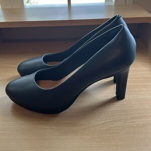 NWT Clarks “Ambyr Joy” Genuine Leather Platform Heels Navy Blue Size 9 Wide